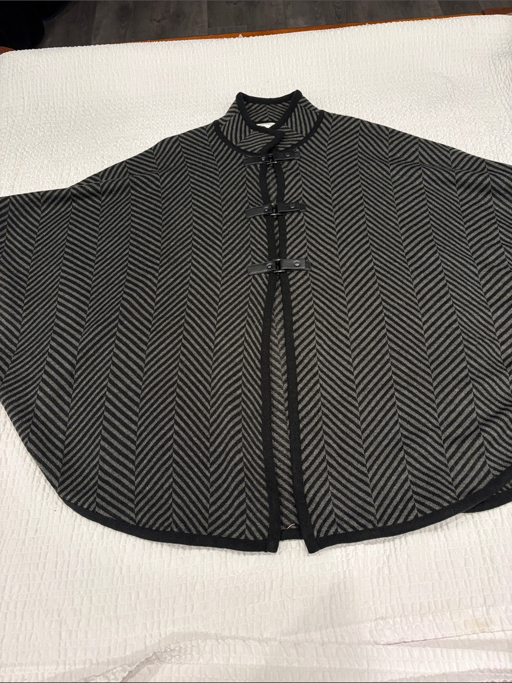 Northern Reflections Ladies Black and Gray Chevron Knit Cape
Size S/M